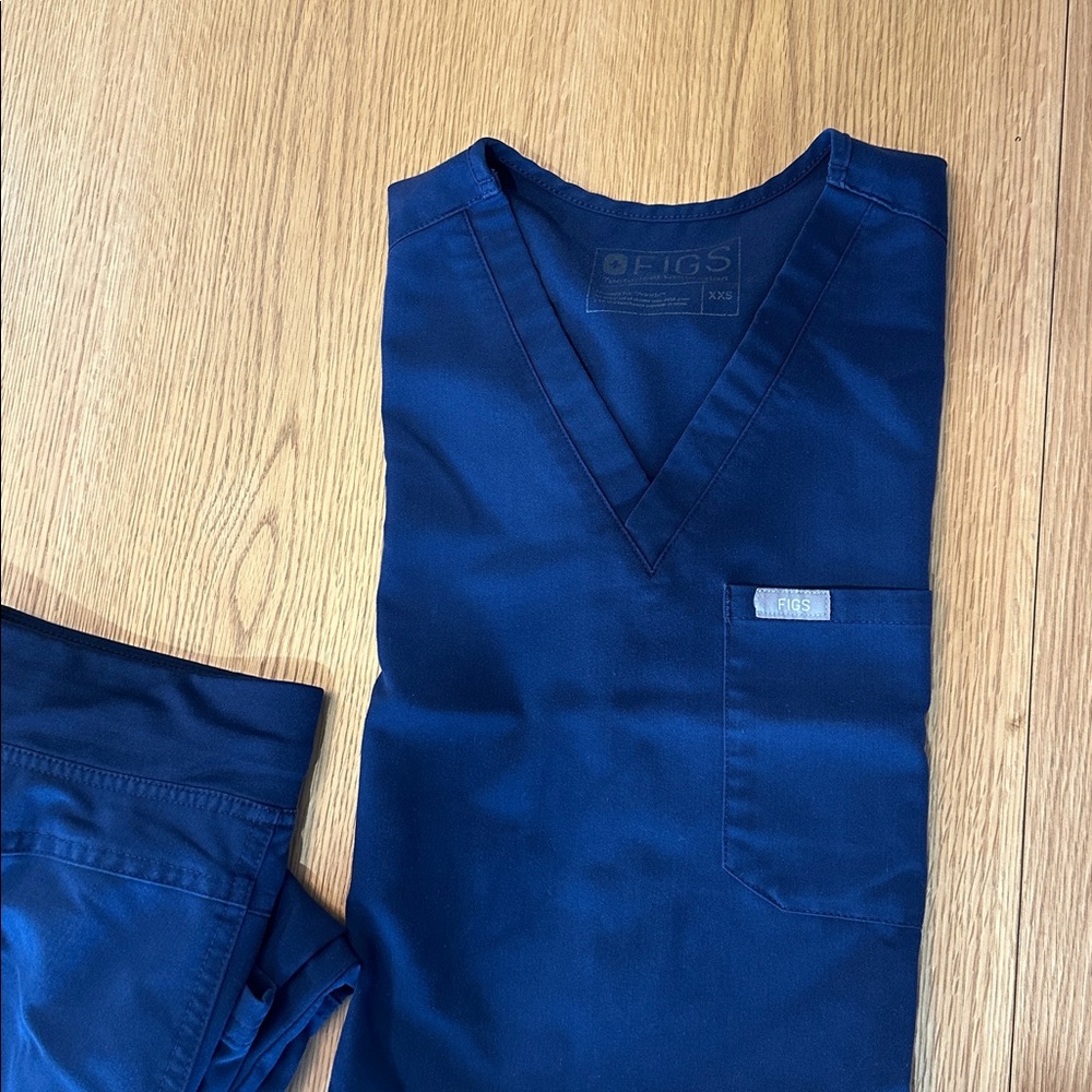 Figs Deep Blue Women's top and bottom scrubs - Picture 6 of 9
